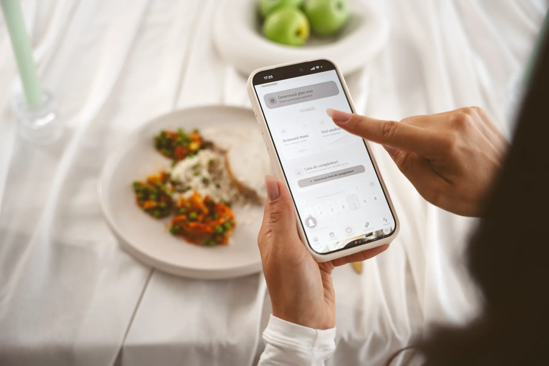 Farfurie cu mâncare și telefon cu planul alimentar